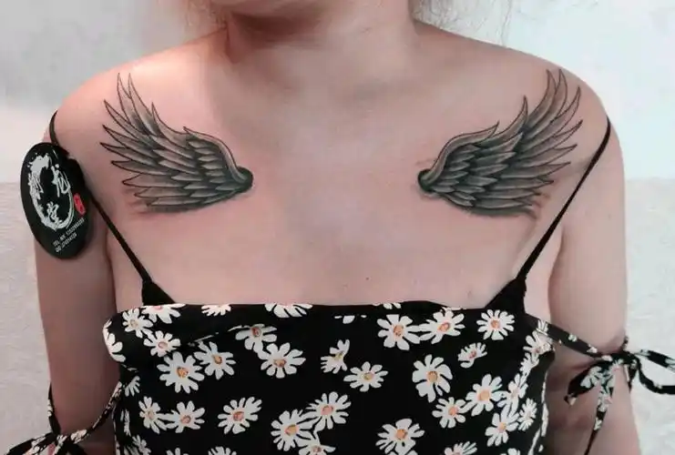 翅膀纹身图片_胸部新传统纹身图案