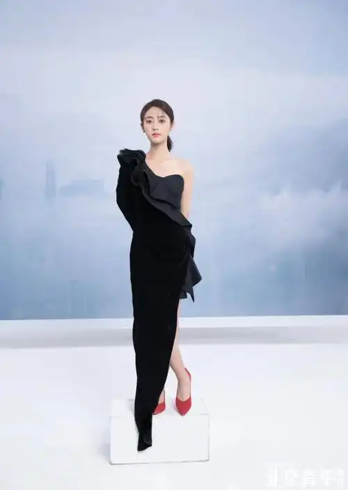 love diamond「全爱钻」iconic系列开口环形钻石组合项链红色高跟鞋