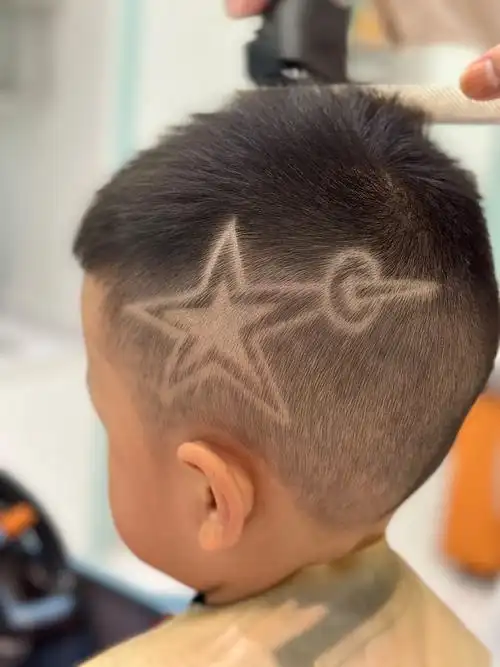 喜欢星星的小男孩