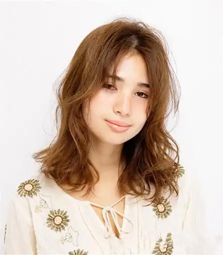 五款中分中长卷发发型 唯美披肩倍添迷人气质