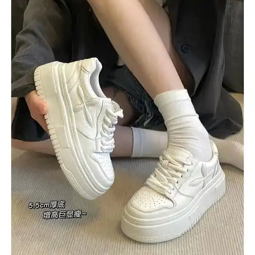 今年流行鞋厚底小白鞋女chic小众不撞款子2024春新款休闲百搭板鞋