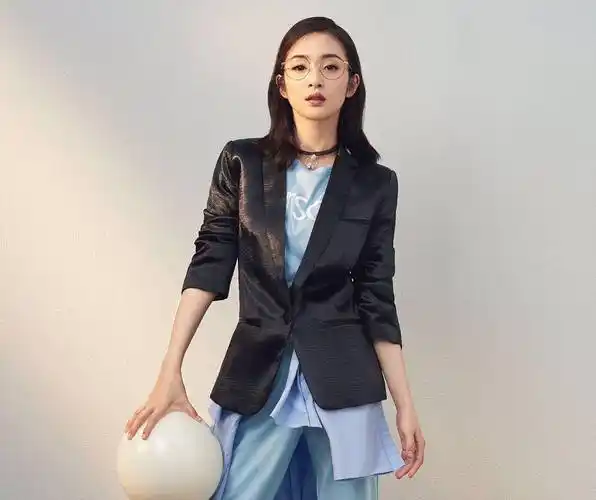 原创林依晨美到骨子里穿牛仔外套搭小白裙一点不显老气质很好