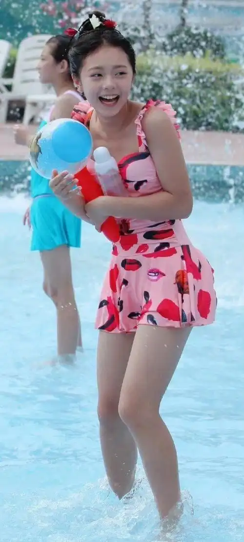 赵今麦泳装 这个也是一部剧的,剧里很漂亮很可爱,有人知道这部剧叫