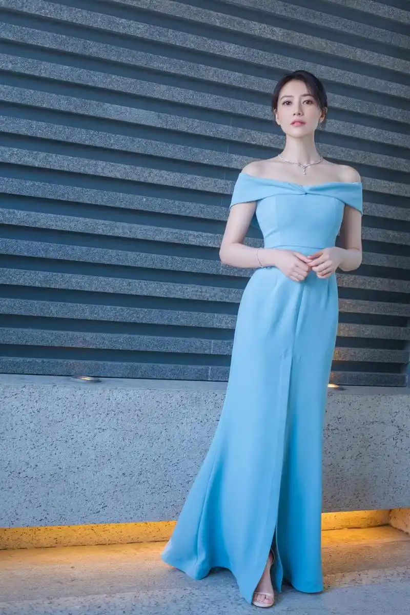 国民女神高圆圆真美一袭白色斜肩连衣裙配中长直发清新脱俗