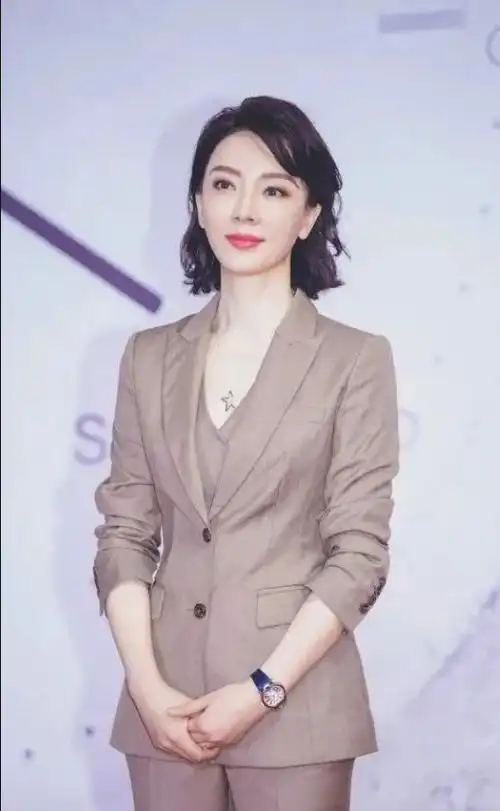 45岁的陈数化身职场穿搭教科书,知性干练超有范|西装|纯色|吊带|丝巾