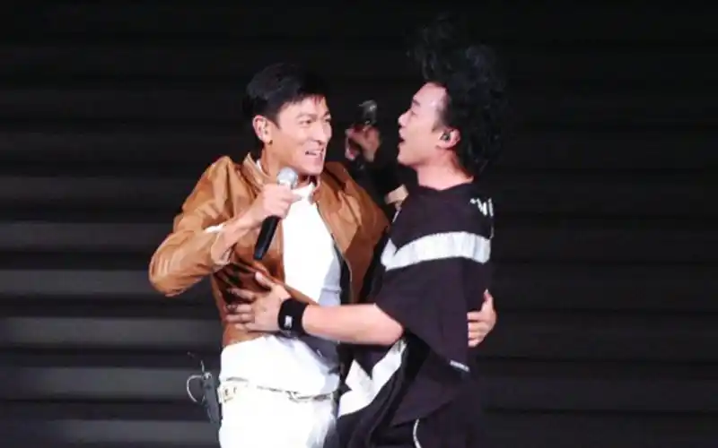 和刘德华同台居然稳居c位!