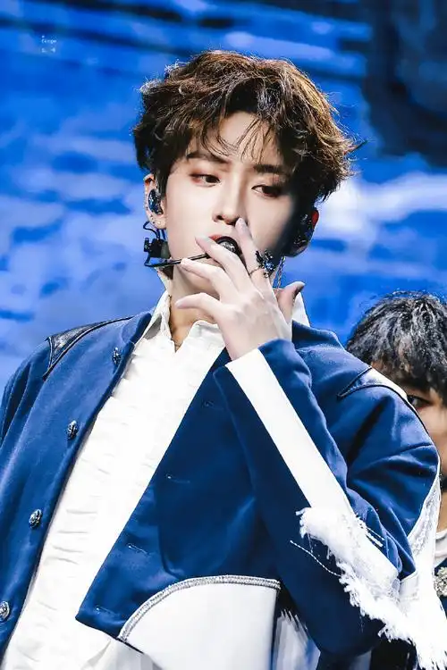 余景天全耳贴钻妆##余景天红唇小烟熏##余景天上海演唱会