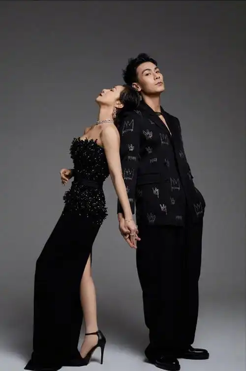 陈紫函与老公合拍时尚大片穿蓝色渐变长裙好优雅真是魅力不减