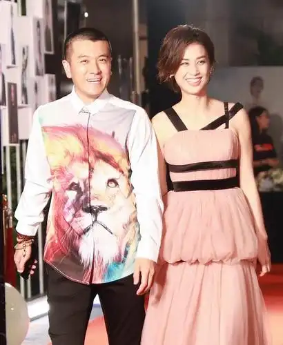 黄圣依罕见与老公同框,穿"竹节裙"好时髦,结果被杨子抢风头