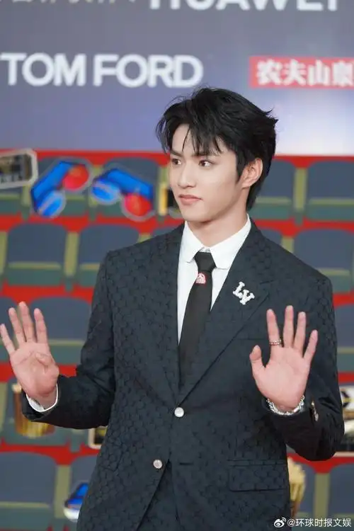 刘耀文红毯酷盖##刘耀文微博电影之夜红毯生图