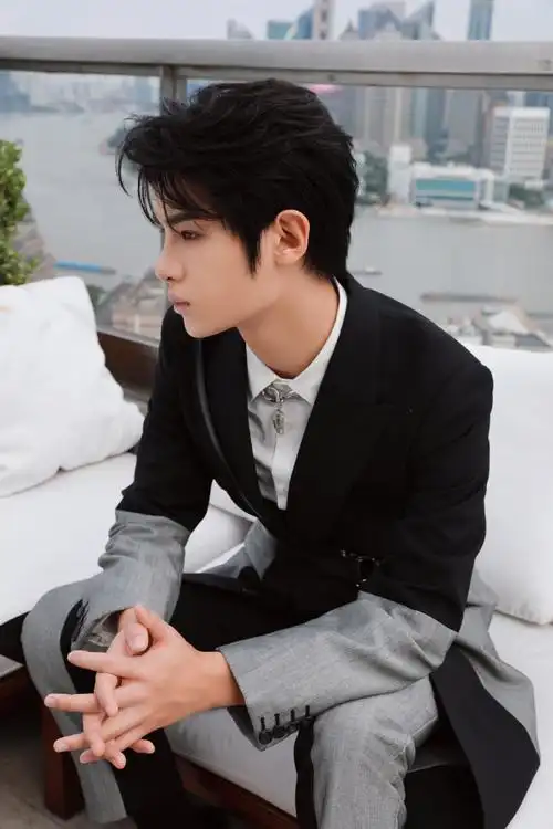 黄明昊双色拼接西装帅气图片写真66