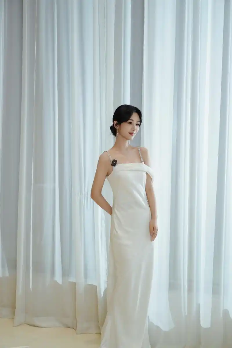 杨紫,白色纱裙轻柔,摇曳静谧