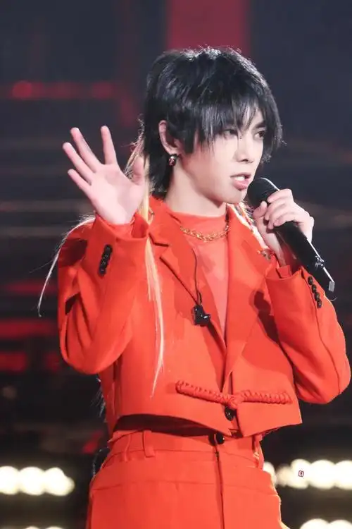 这么多年,最爱的还是红衣~华晨宇超话#2023华晨宇火星演唱会