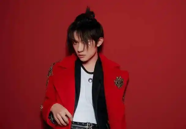 易烊千玺胖十斤后穿校服,合照何炅差距大_红色_显得_造型