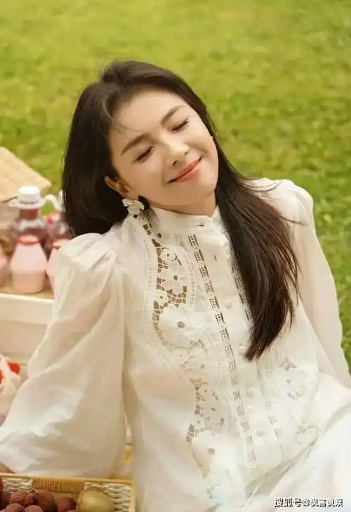 刘涛生日连发30张美照,45岁腰臀比太惊艳,嘴对嘴亲吻多少辣眼了_田园