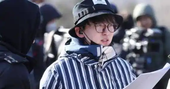 记得在热巴还在《跑男》的时候,姚译添就不止一次地露过面,并对热巴