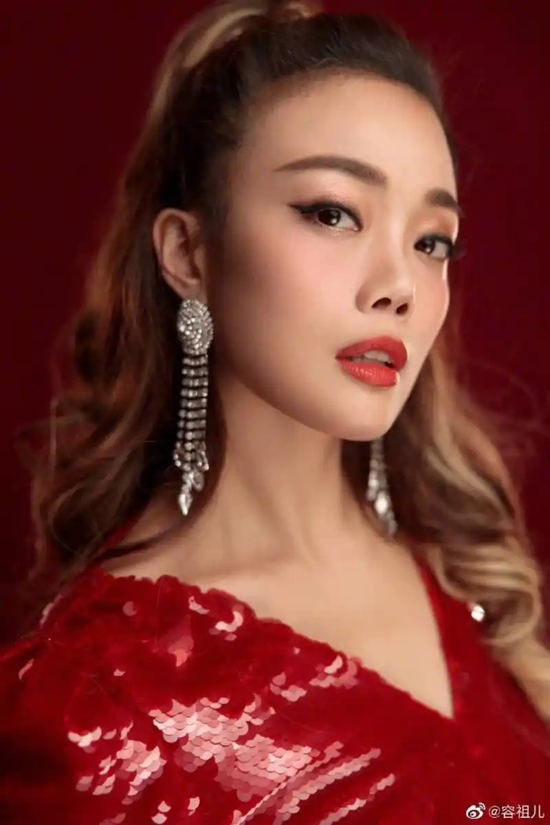 原创40岁容祖儿美出新高丑小鸭变性感天后简易2招祛湿去水肿