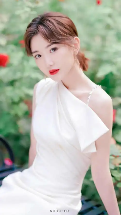 毛晓彤身穿纯白斜肩连衣裙独特设计的剪裁勾勒优越的身材曲线