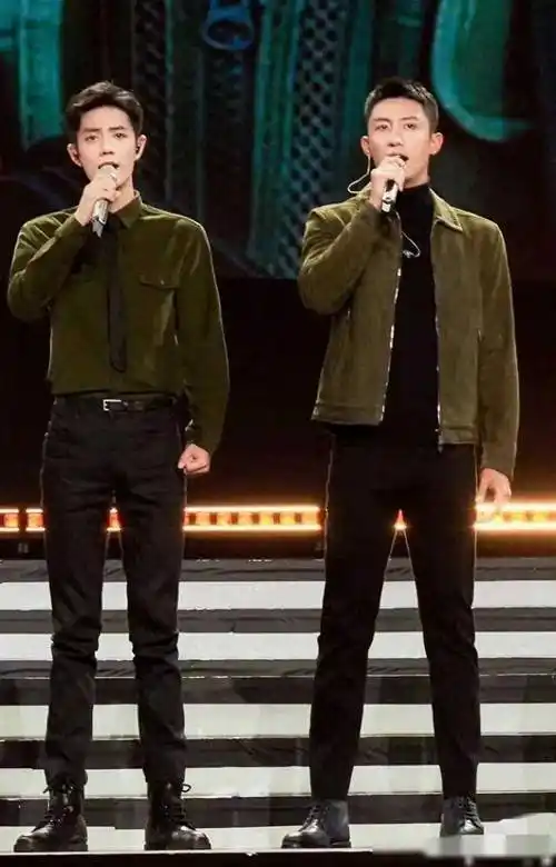 肖战与黄景瑜,两位备受瞩目的艺人,引发了人们对于他._身高_明星_鞋底