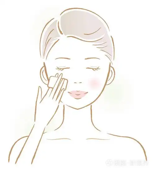 美丽的女人在她的脸上应用化妆水棉垫.美容护肤理念