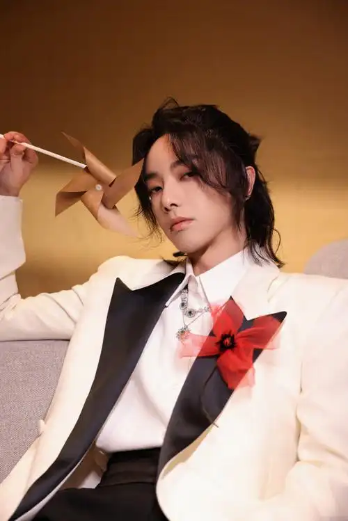 少见的能把长发 泪痣hold的这么优雅又精致的boy!#华晨宇泪痣妆