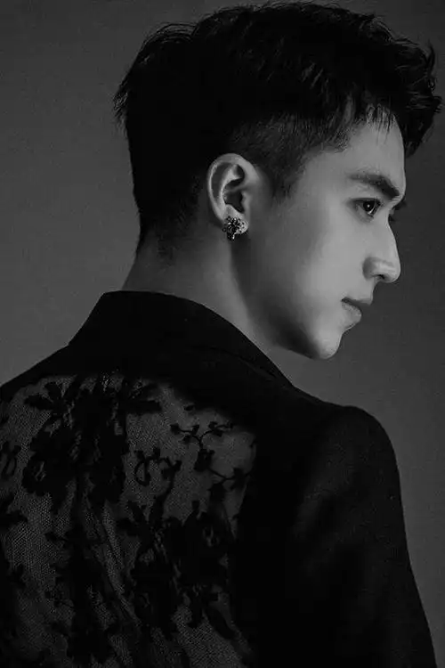 许魏洲穿真空西装秀白嫩胸肌获封品牌影响力艺人