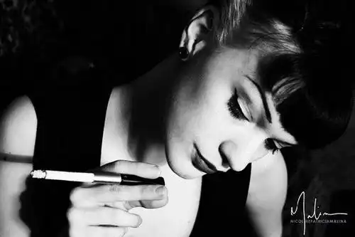 女星抽烟谁最帅梅艳芳张曼玉竟都不如她