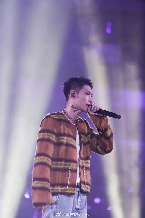 张艺兴又来重庆了##张艺兴挖了个兵马俑手办