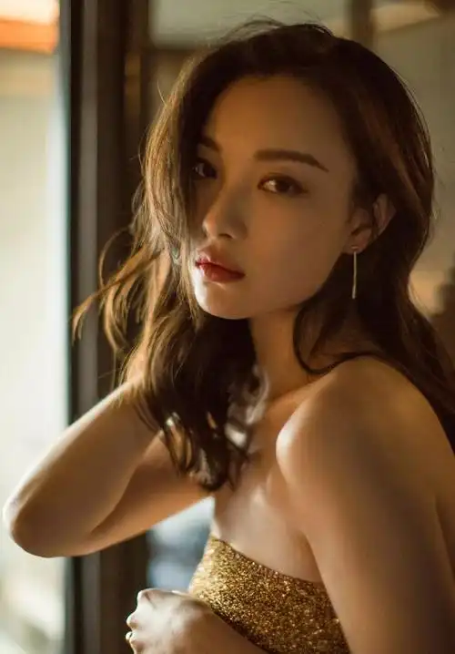 潮流周报 | 倪妮金色闪光裙上热搜,明艳动人太惹眼!