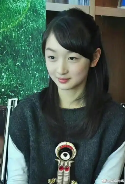 周冬雨早期采访图好青涩啊,就是一个青春小姑娘