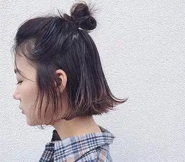 今年最最最流行的发型莫过于短发扎半丸子头了,一半扎丸子头一半是