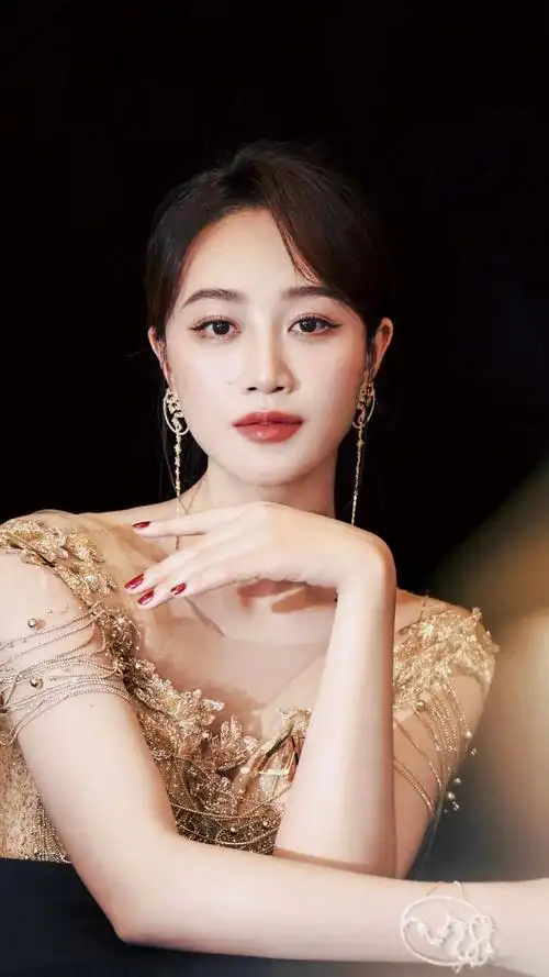 在这组美女系列壁纸中,我们将为您呈现蓝盈莹