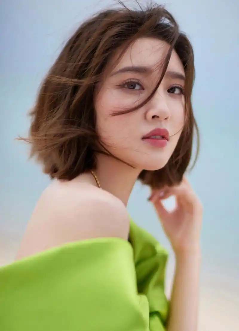 唐艺昕# 一袭绿色抹胸溜肩开叉裙,雪肤玉貌的容颜,白皙细嫩的肩颈线