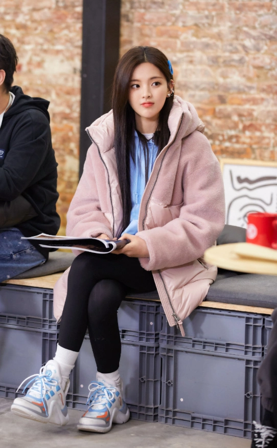 杨超越终于对jk制服下手了,秀出铅笔腿太吸睛,如18岁少女毫无违和感