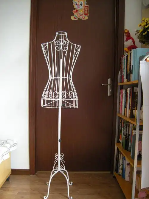 淘宝服装店拍照白色钢架模特衣架,99成新,淘宝不算运费均价70,40拿走