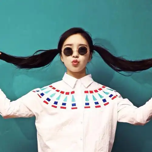 女生双麻花嘟嘴卖萌头像