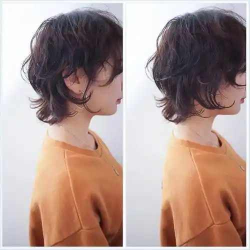 在烫发完成后,可以使用手指轻轻拨开卷好的头发,让卷发更加自然蓬松.