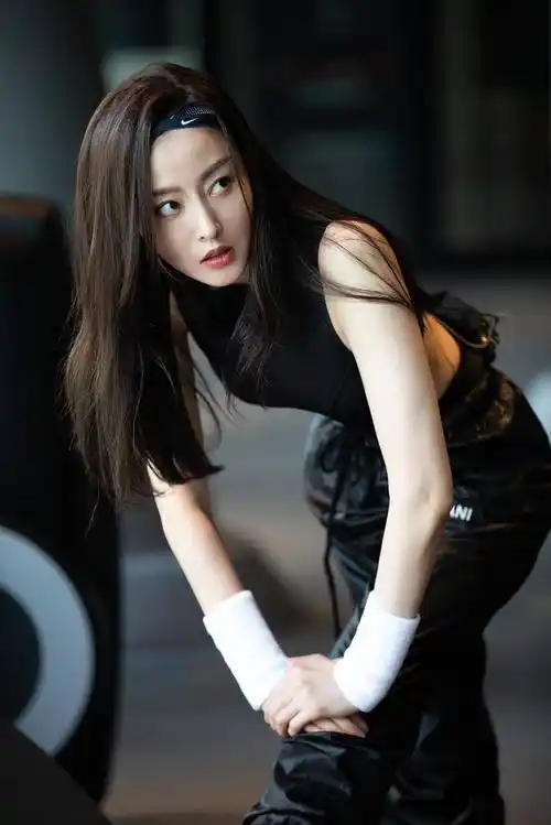 张天爱的"魔鬼身材"!身姿纤细"蚂蚁腰",骨感才叫美