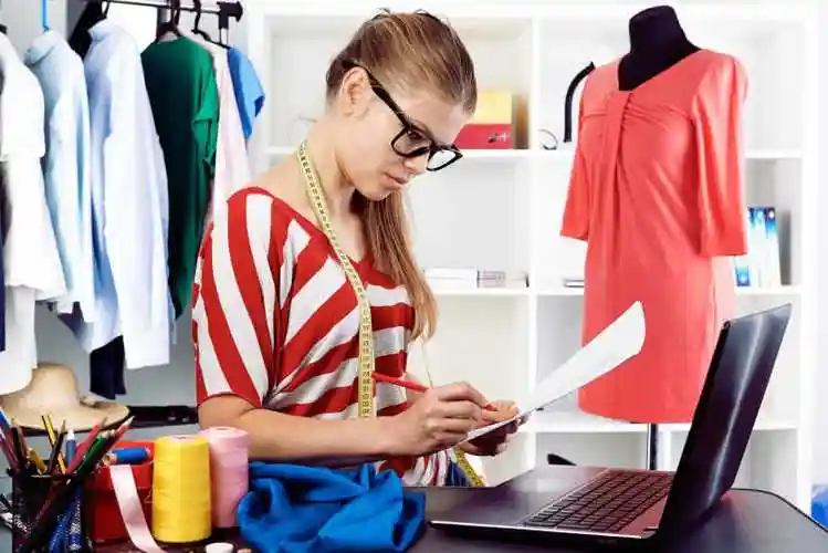 女时装设计师在电脑前工作