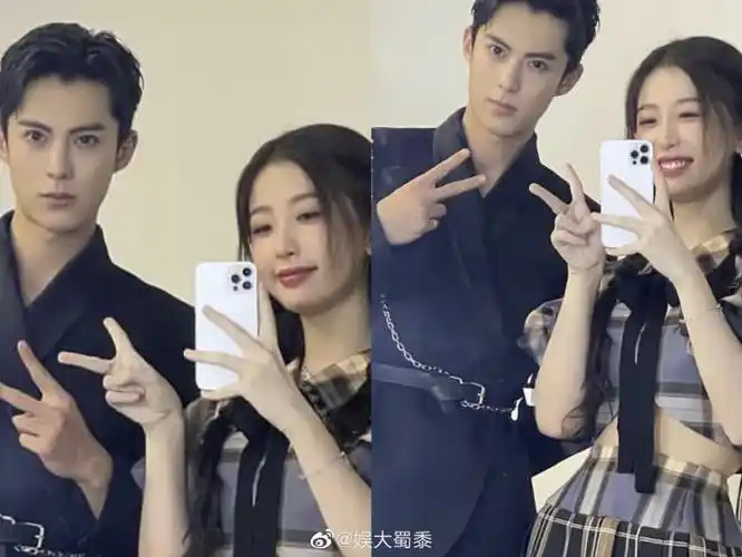 虞书欣拿着手机与王鹤棣一起对镜合照,就很搭,哈哈!