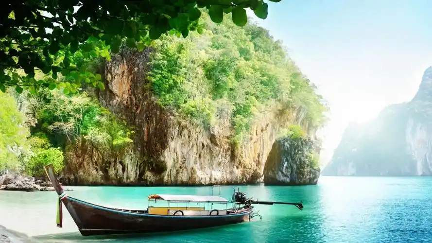 8k热带海滩 小船 碧水蓝天超高清壁纸