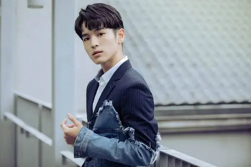 就读于台湾艺术大学电影学系,中国台湾影视男演员