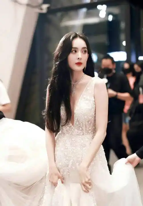 古力娜扎深v透视纱裙红毯礼服魅力美照,娇艳如花,时尚魅力!