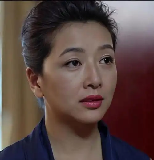 年轻时的江珊美艳大气,年过半百依然优雅仙气十足,却依旧拥有一头浓密