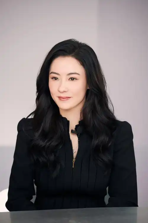 张柏芝现身品牌活动 低眉浅笑温婉可人