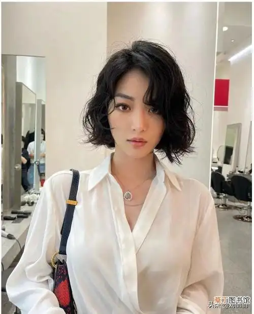 最火女士短发14款中短卷发发型2022