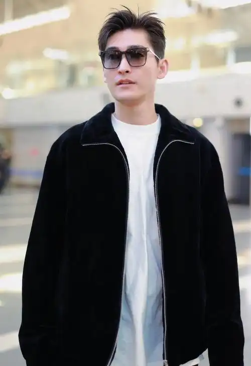 张翰机场秀新风尚,帅气造型引关注,酷劲十足撩人心!