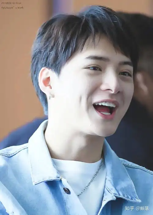 有哪些治愈系笑容的男明星