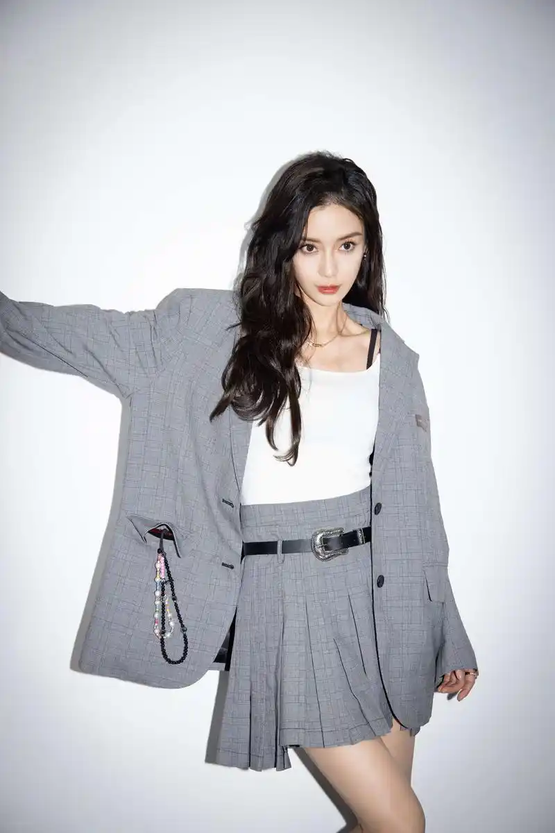杨颖灰色百褶裙优雅时尚写真