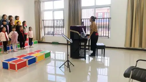 用科学的发声方法和规范的训练步骤来训练队员的声音,合唱的